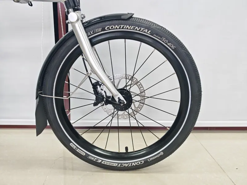 Continental Contact Urban tyre and disc brake on the front wheel of a silver Leggero 20-inch Premium