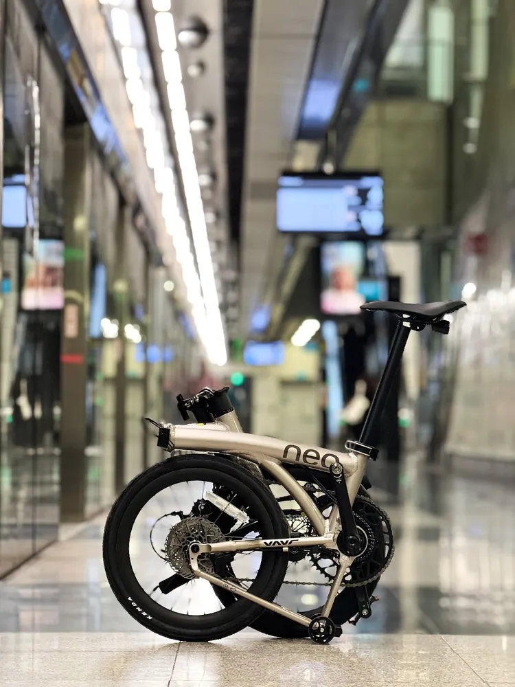 A customer’s champagne Java Neo 3 half-folded on the floor of an MRT station