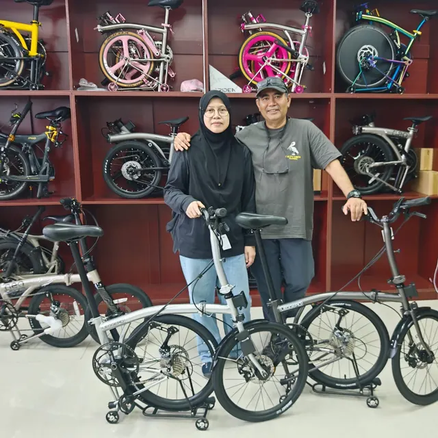 A couple with their two new folding bikes in the Jackbikesg showroom